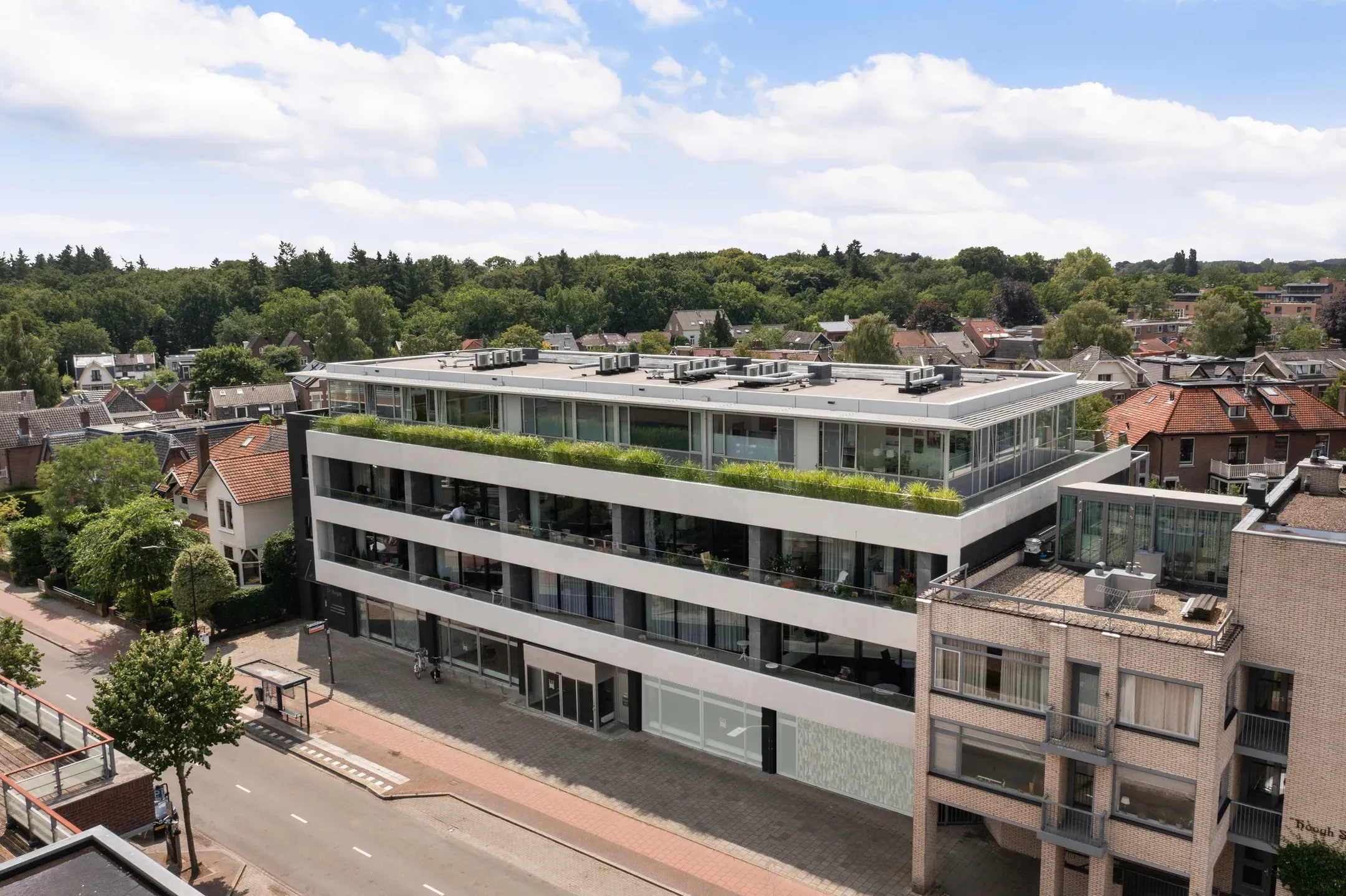 De Hooght en de 2e Hogeweg in Zeist vanuit de lucht, waar Element Mondzorg opent