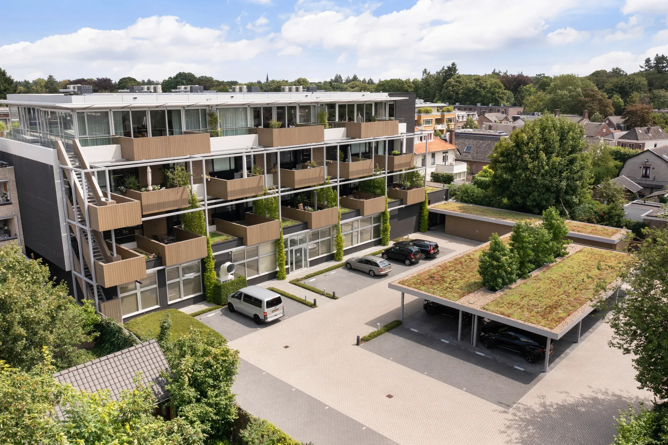 Luchtfoto van het pand met de parkeerplaats op eigen terrein